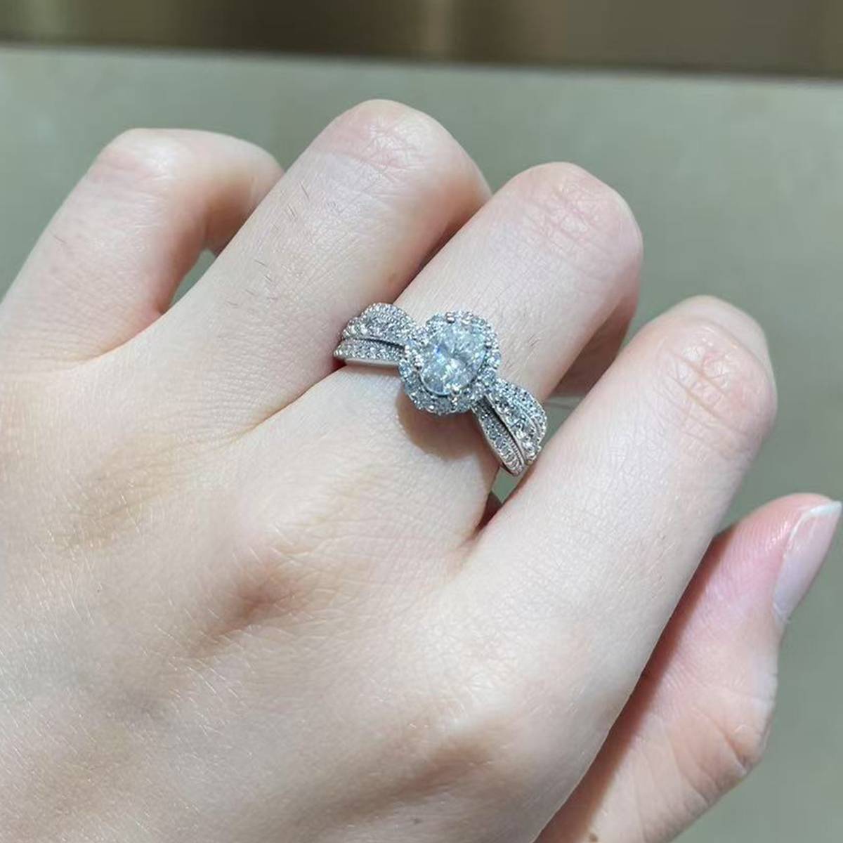 蛋形圆包女戒S925银镀白金女戒定制选款主石莫桑钻1.0ct/副石高碳钻